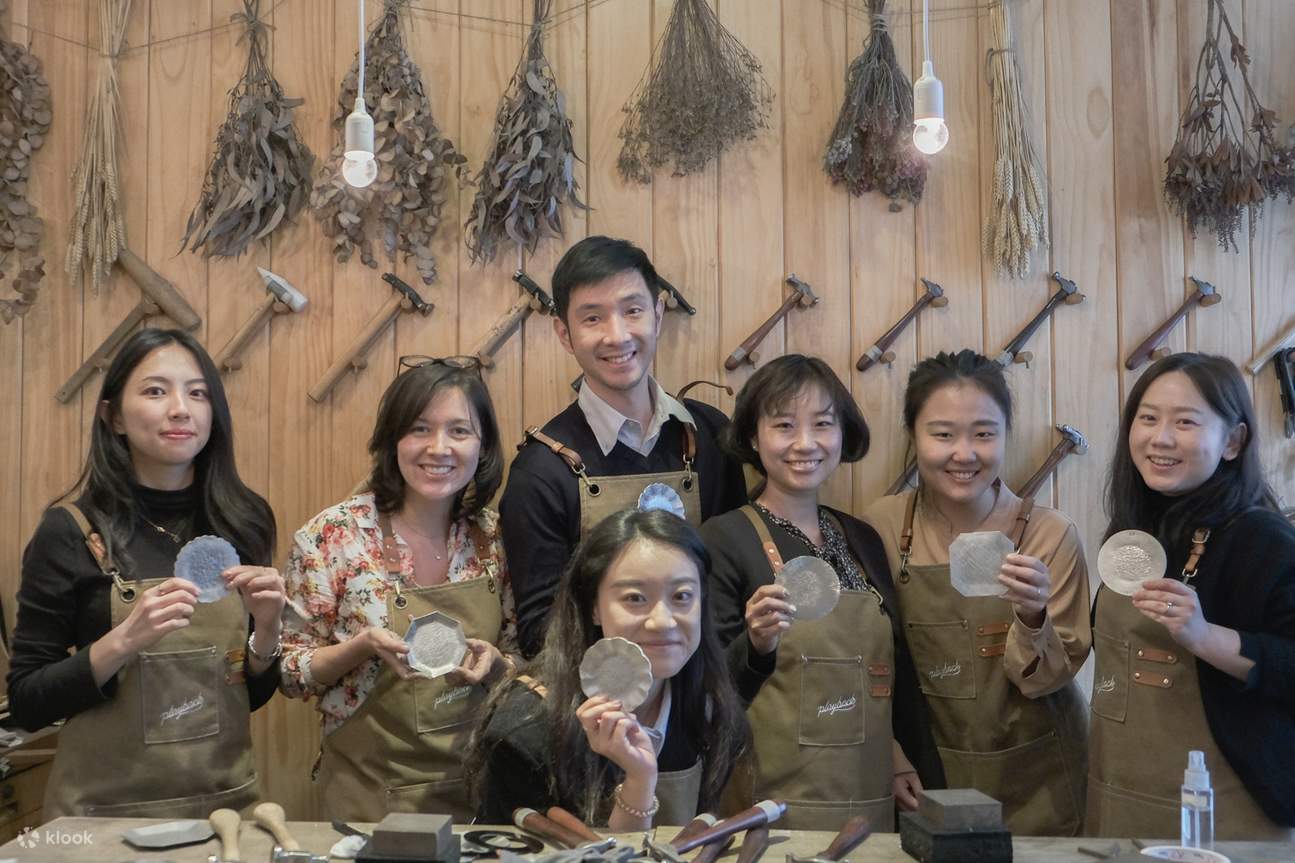 Taller de fundición de platos pequeños con fases lunares.